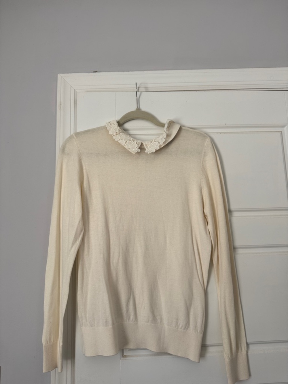 Ann Taylor Cream Lace-Collar Crewneck Sweater Size Medium